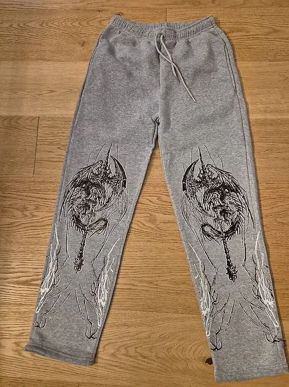 Jogginghose mit Drachen Motiv