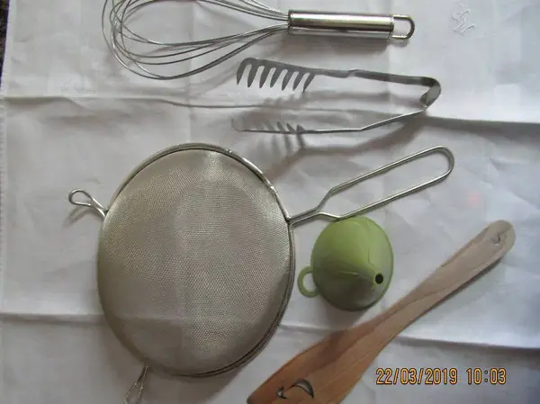  Küchenhilfen, Küchenprofis, grosses Sieb, Trichter