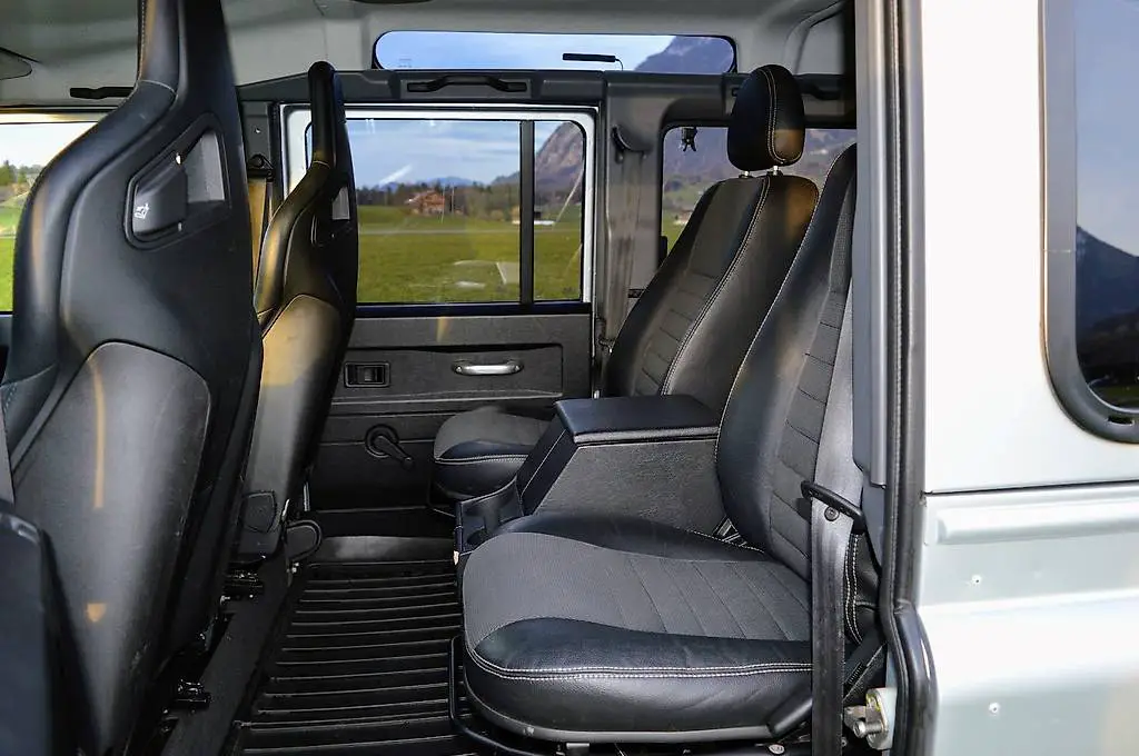 Defender Sitzumbau Einzelsitz 2. Sitzreihe