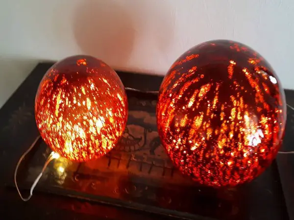 2 x Spezial Glaskugeln. Rot mit silber.