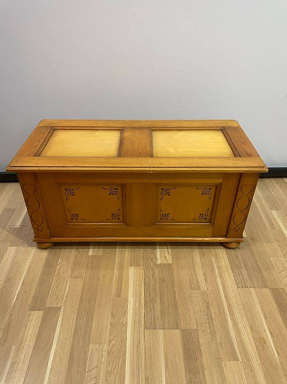 Truhe aus Tannenholz mit Verzierungen