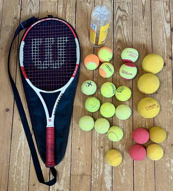 Wilson Tennisschläger für Kinder mit vielen Bällen