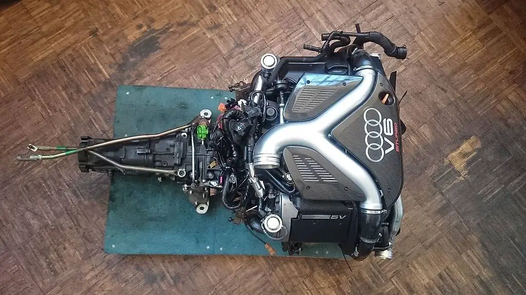 Audi RS4 B5 Teile hier Motor Getriebe mit Anbauteilen