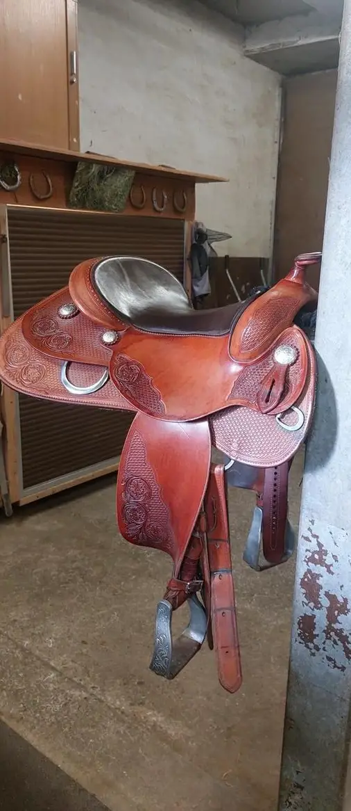 Westernsattel mit Holzbaum zu verkaufen