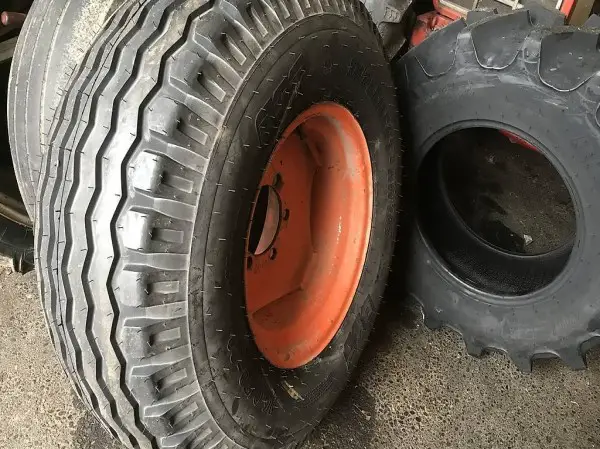  Traktor Pneus Räder 16,0/70-20 12 Ply kompl Räder
