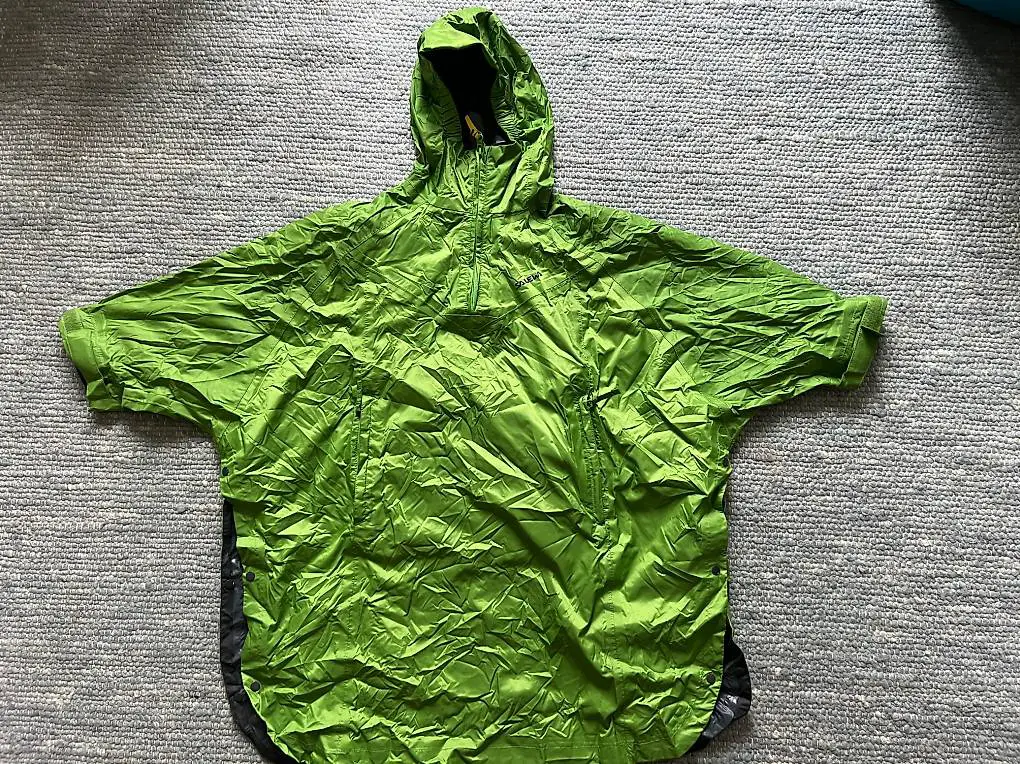 Kinder Regen Poncho anstelle Jacke