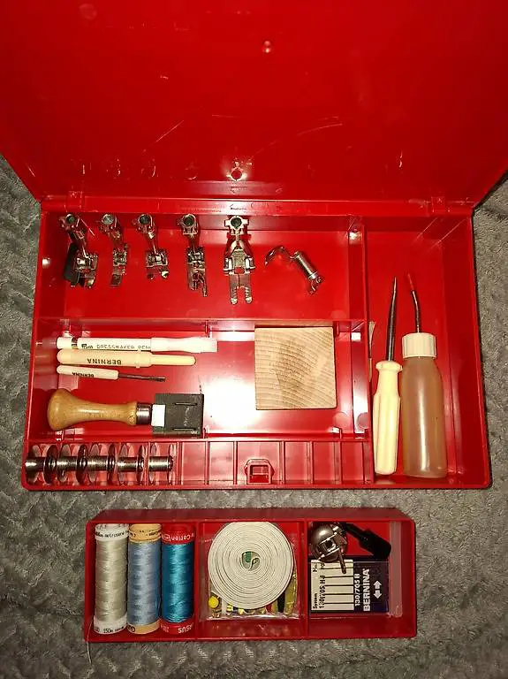 BERNINA Zubehörbox mit Nähutensilien