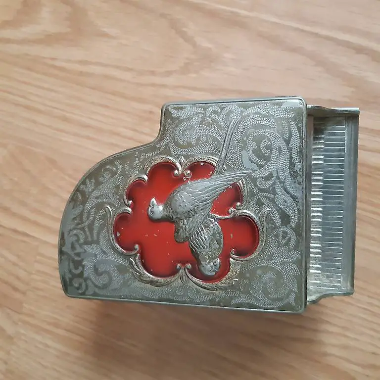 Schmuckdose in Klavierform