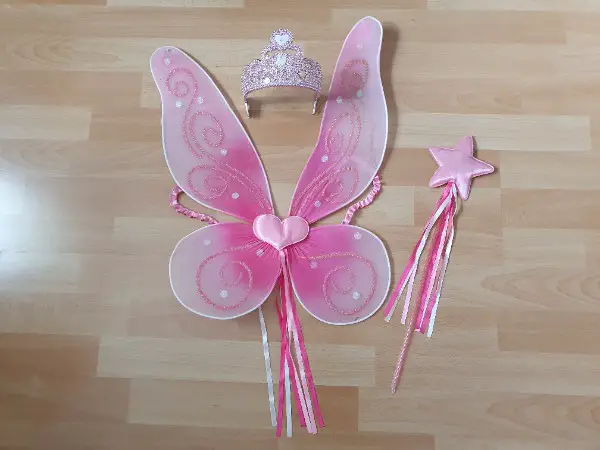 Schmetterlingsflügel mit Zauberstab und Krone