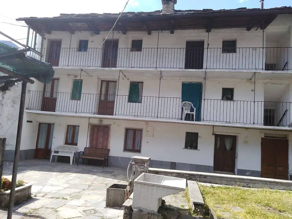 Wohnanlage mit Grundstück in Cuzzego (VB) - Italien