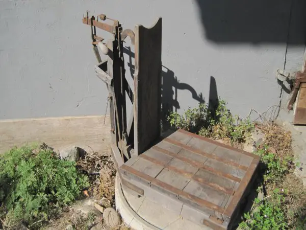 Antike Holzwaage von 1890 / Waage / Sackwaage