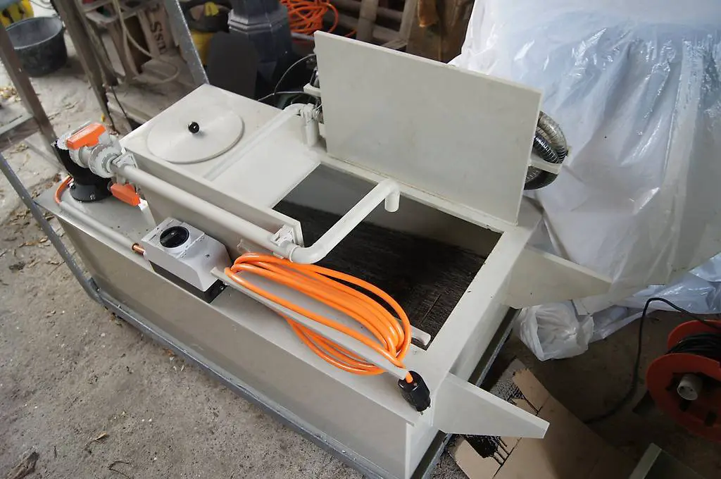 Fahrbarer Tankwagen zum befüllen und entleeren von Oelen etc