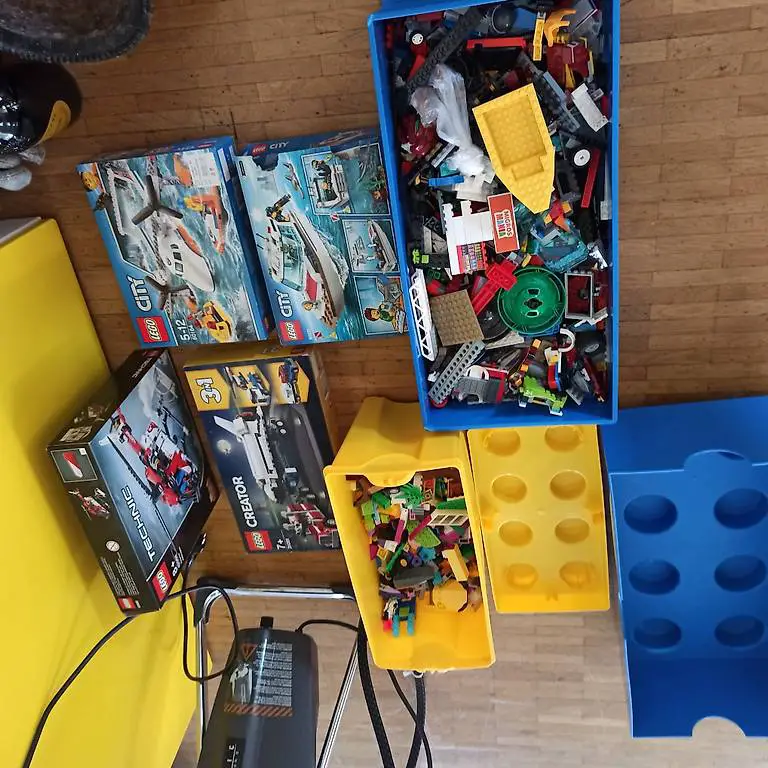 Lego mit Lego Box und Platten