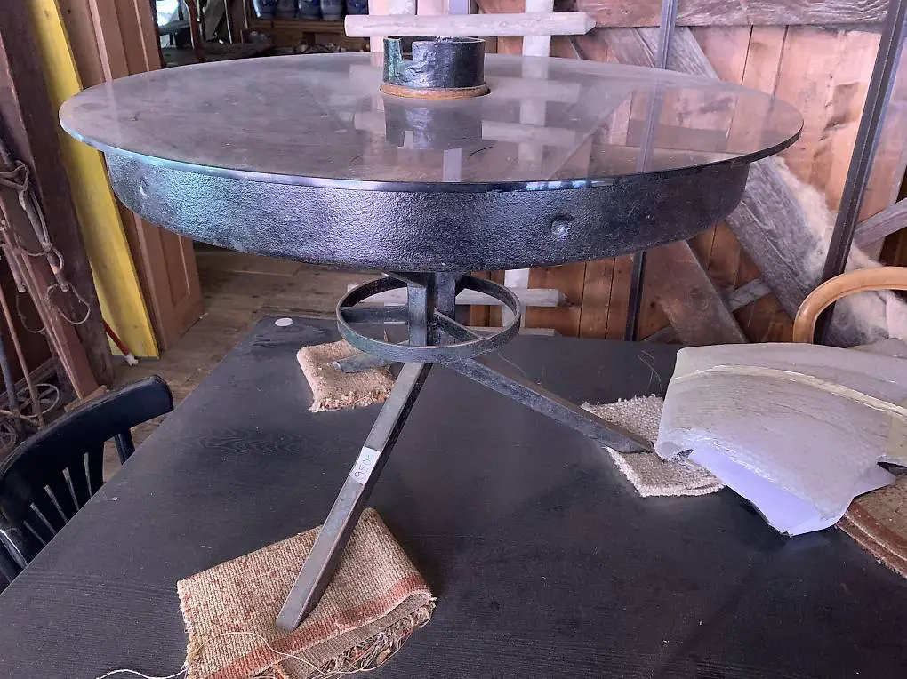 Salontisch aus Wagenrad, Holz + Metall und Glasplatte oben