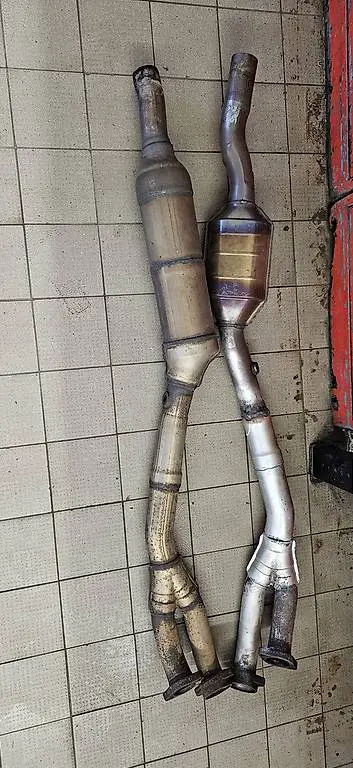 Bmw e38 740i 1× replika ok, 1× original defekt