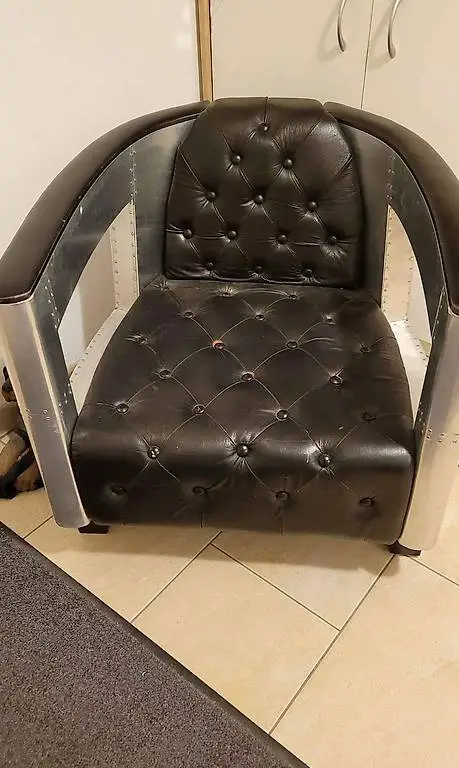 Ledersessel und Aluminium