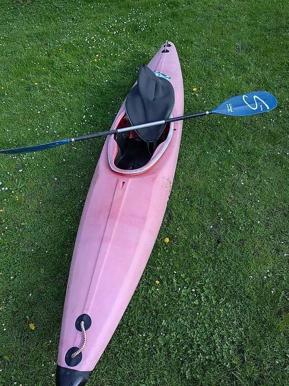 Kayak mit Spritzdecke und Paddel