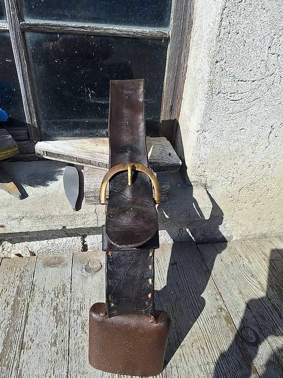 Stahlschelle Nr. 5 mit Lederriemen