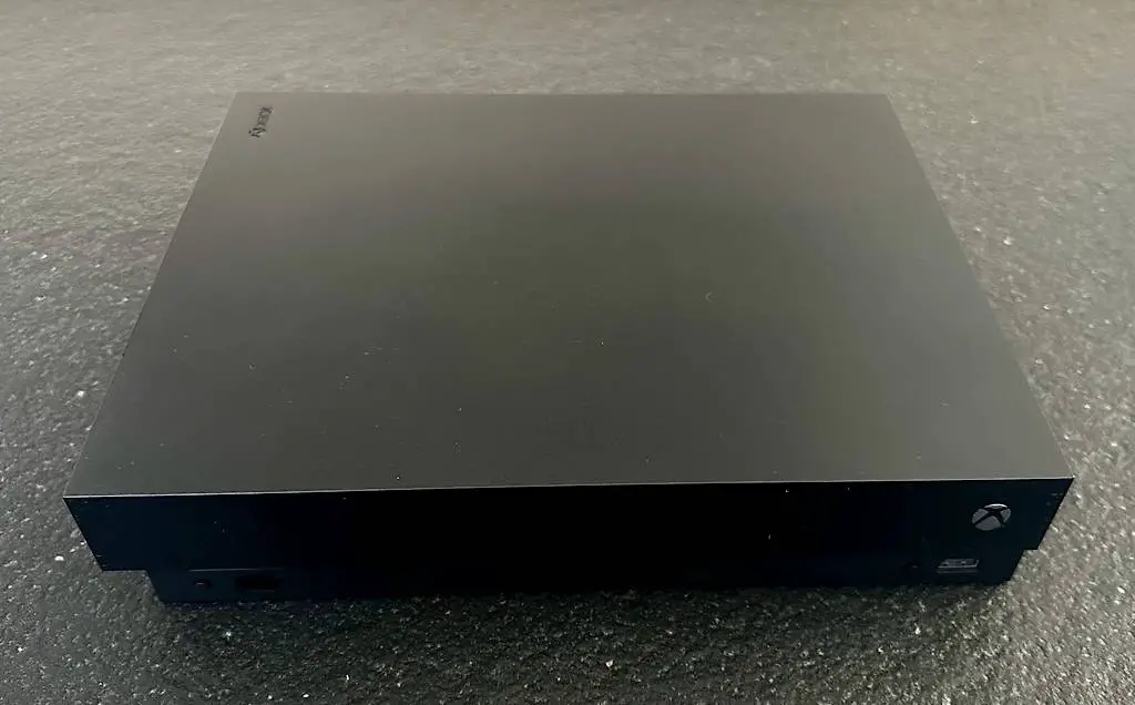 XBOX One X mit 3 Controllern