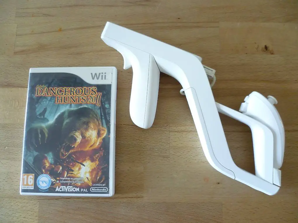 Wii Zapper + Remote + Nunchuk + Cabela Dangerous Hunts 2011