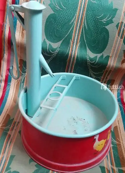 uralter Blechbrunnen Kinderspielzeug