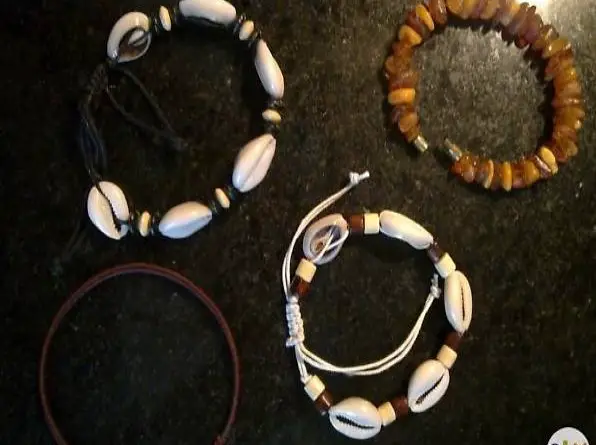 Perlen- und Muschelketten, Ketten mit Amuletten