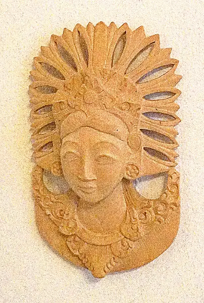 Frauen-Maske Holzmaske Kunstschnitzerei Lindenholz