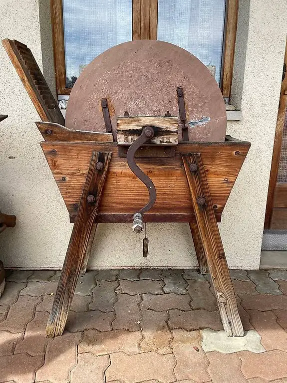 Nass-Schleifstein mit Holzwanne Handantrieb