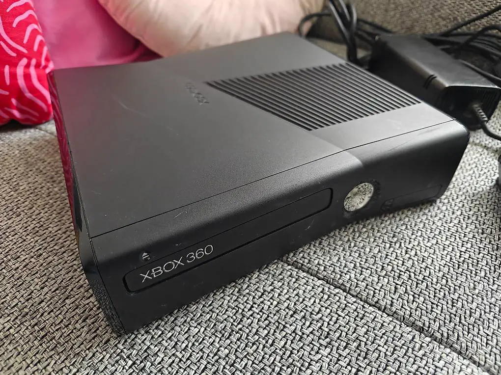 Xbox 360 Slim Spielkonsole (RGH 3 Cracked) mit 2x Controller