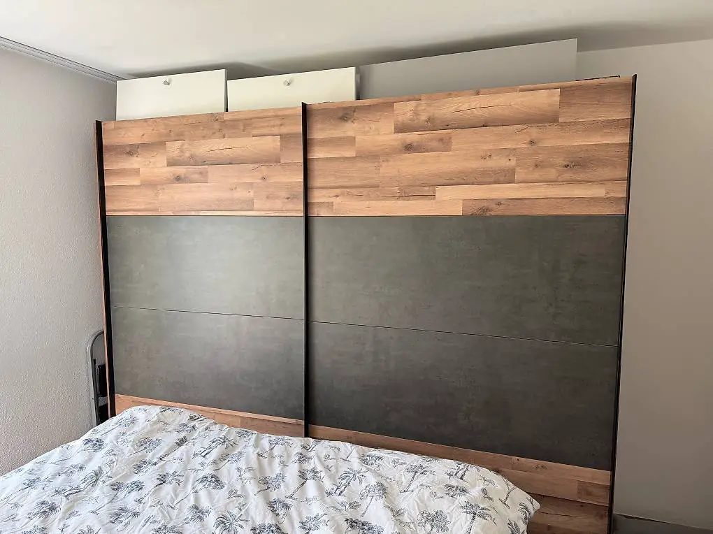 Kleiderschrank zu verschenken