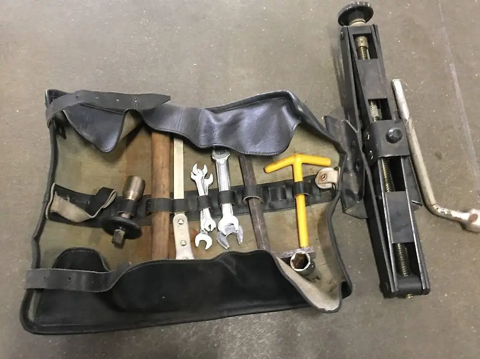 Ferrari Mondial QV Trousse à outil origine + Cric 124762