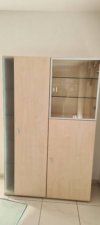 Schöne Schrankwand mit Glastüren & viel Stauraum, mehrteilig