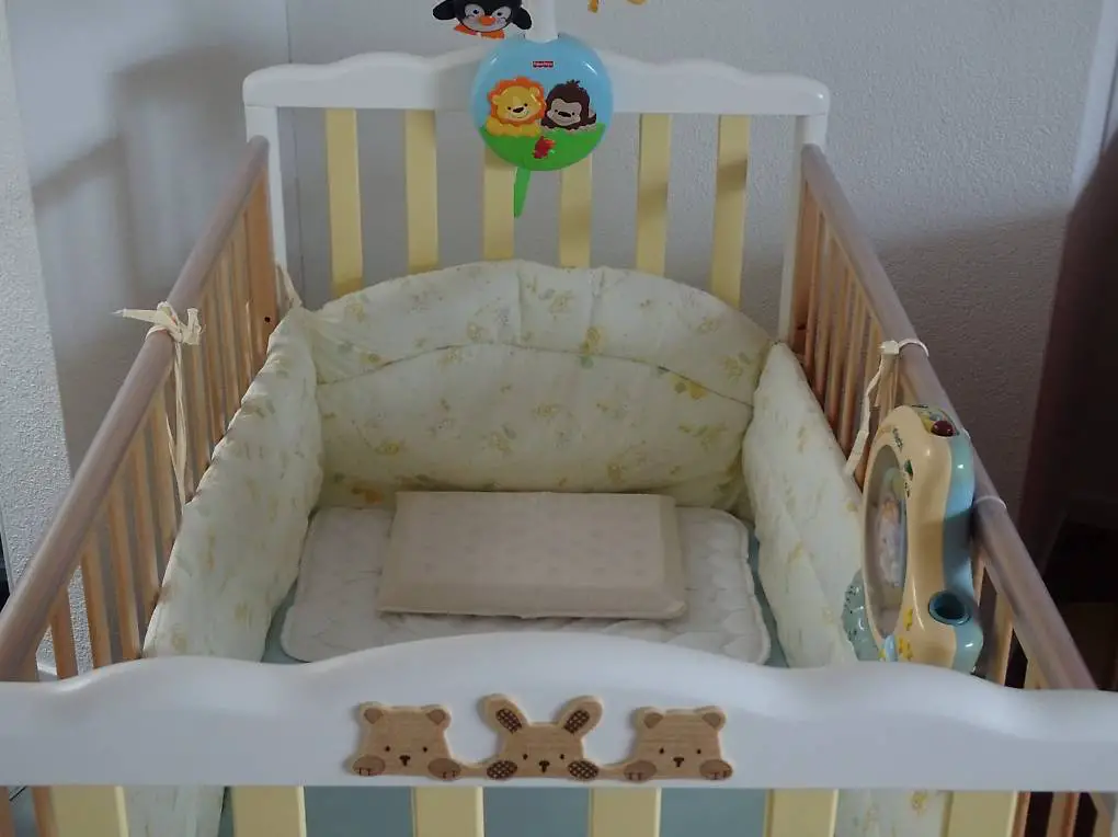 Baby/Kinderbett, sehr gepflegt, mit viel Zubehör, 70x130