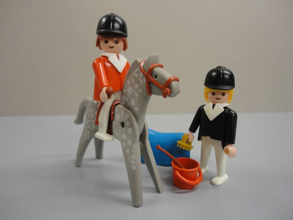 Playmobil Zwei Sportreiter mit Springpferd u. Zubehör 3305