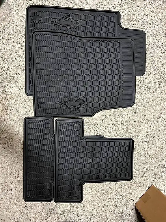 Ford Mustang 2010 Gummi-Fussmatten mit Pony-Logo