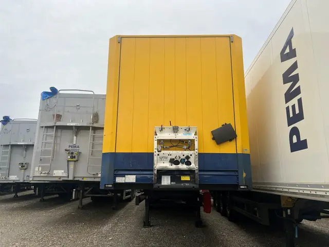 KRONE, SDK 27 eLB4-STG Krone Dry Liner, Kunststoffkoffer isoliert