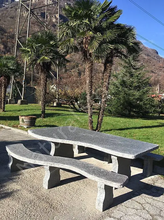 Tessiner Granit Tisch