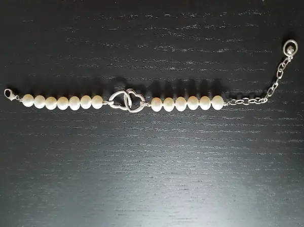 Suesswasserperlenarmband mit Sterlingsilber Herzen