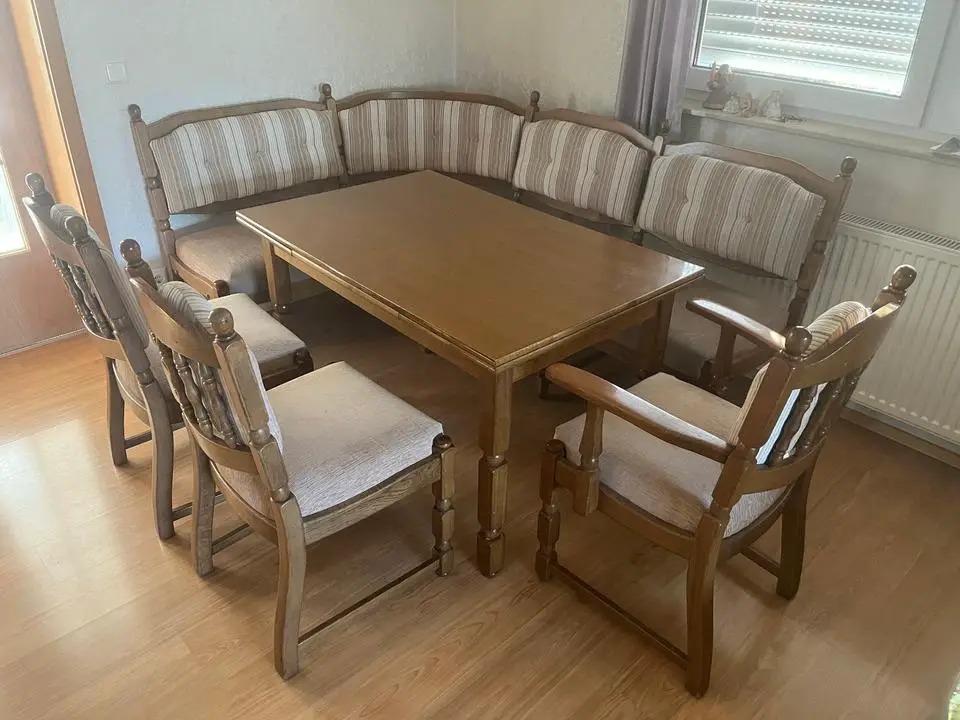 Eckbank mit 3 Stühlen