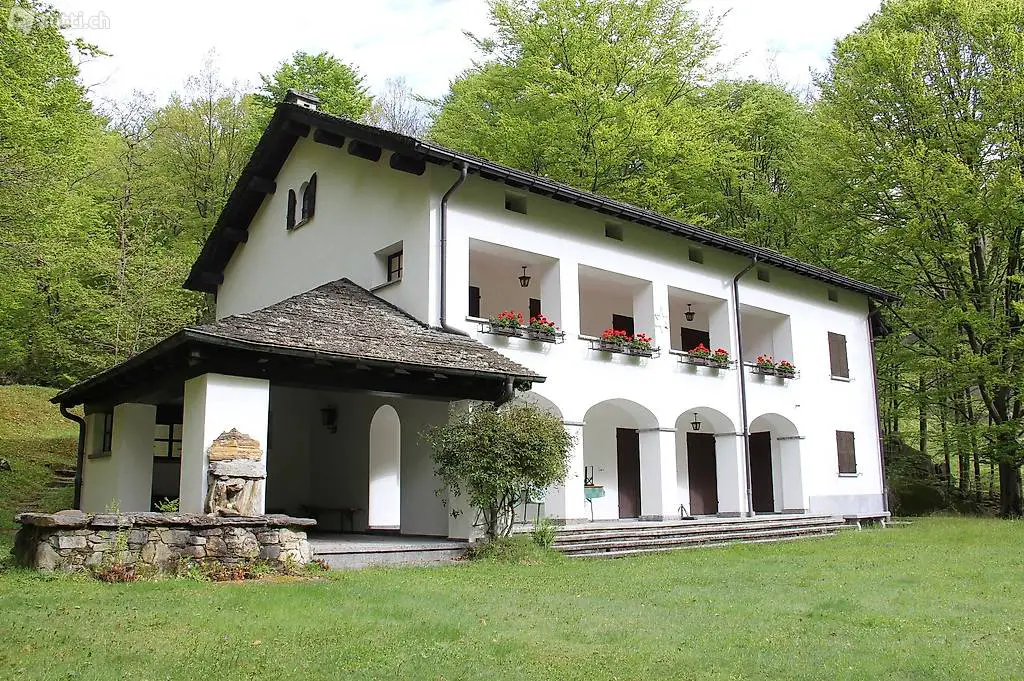  casa di 9 1/2 locali da solo / Landhaussitz mit gr.Umschwung