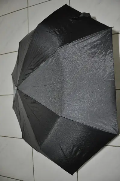 Schwarzer zusammenklappbarer Schirm