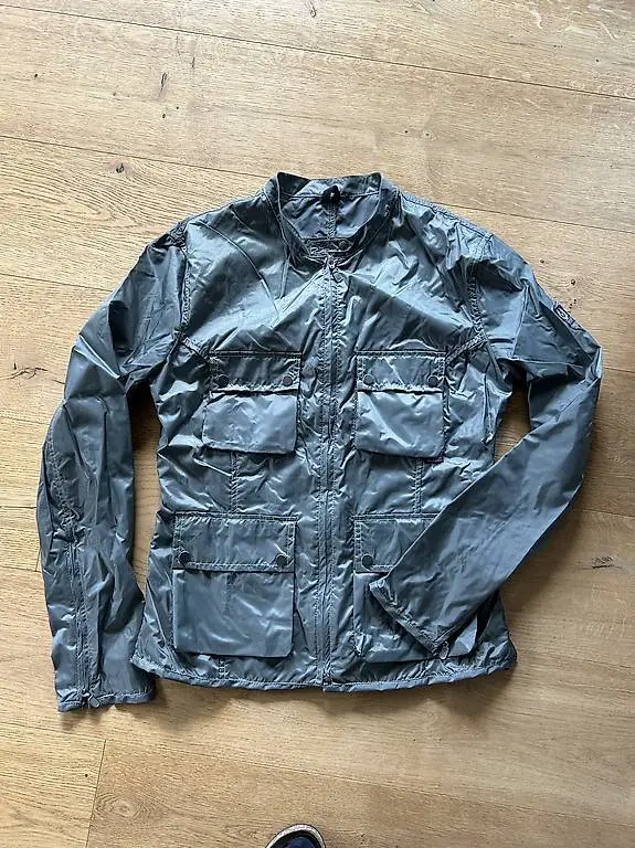 Coole Wind- und Regenjacke der Kultmarke Belstaff