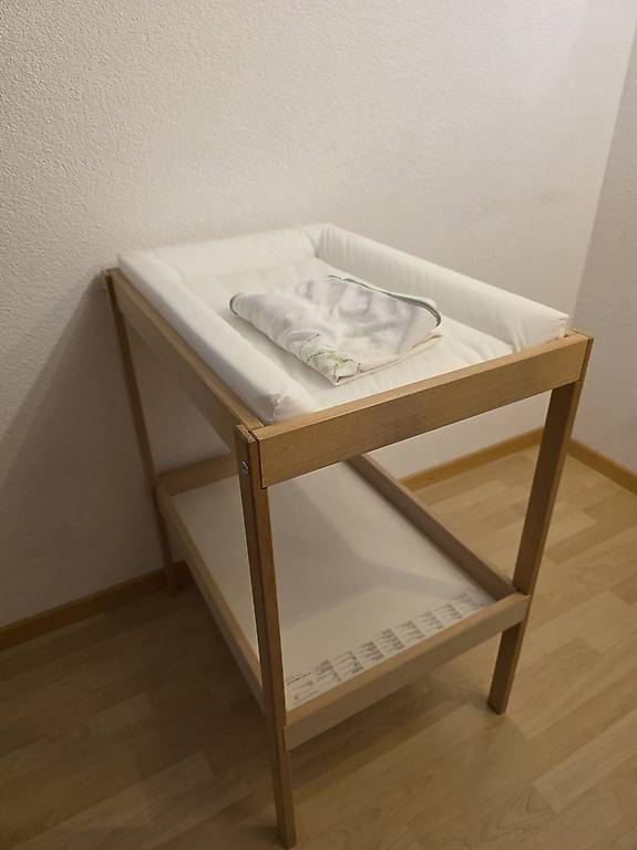 Wickeltisch Ikea mit Wickelunterlage und Bezug