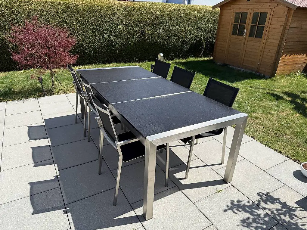 Granit Gartentisch mit Chromstahlgestell und Gartenstühle