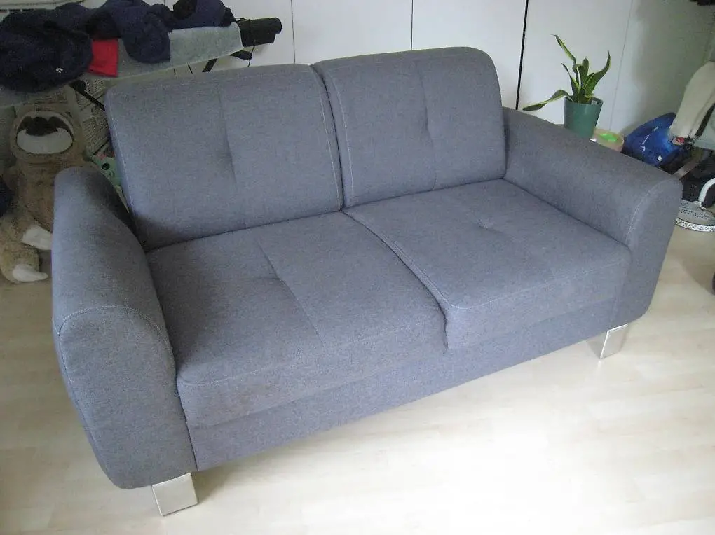 schönes, graues 2-er Sofa Stoff