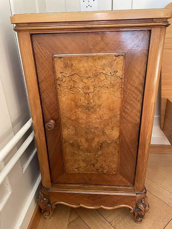 Alter Nachtisch Schrank