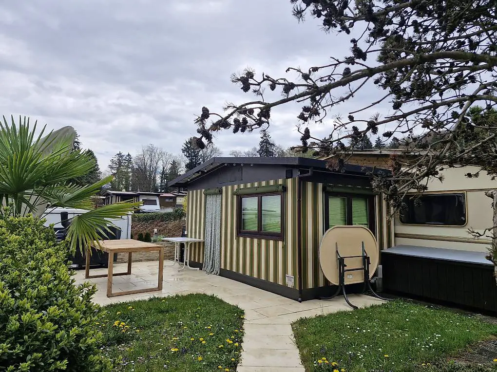 Wohnwagen mit winterfesten Vorzelt auf Campingplatz