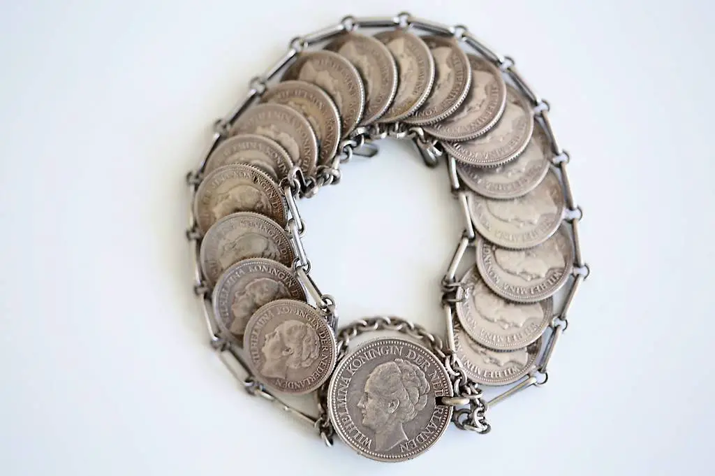 Armkette mit Münzen