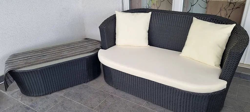 Rattan Lounge mit Tisch