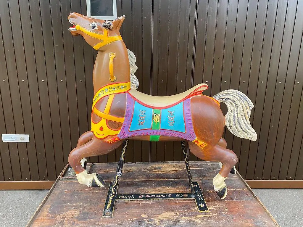 wunderschönes altes Karussellpferd